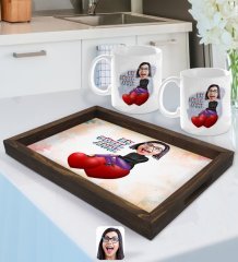 Kişiye Özel En Güzel Anne Karikatürlü Doğal Ahşap Tepsi ve 2’li Kupa Bardak Seti-1