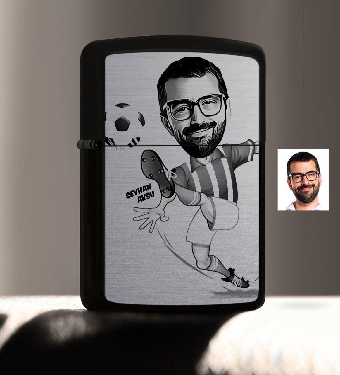 Kişiye Özel Bay Futbolcu Karikatürlü Benzinli Siyah Metal Çakmak - 1