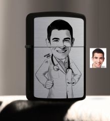 Kişiye Özel Bay Doktor Karikatürlü Benzinli Siyah Metal Çakmak - 1