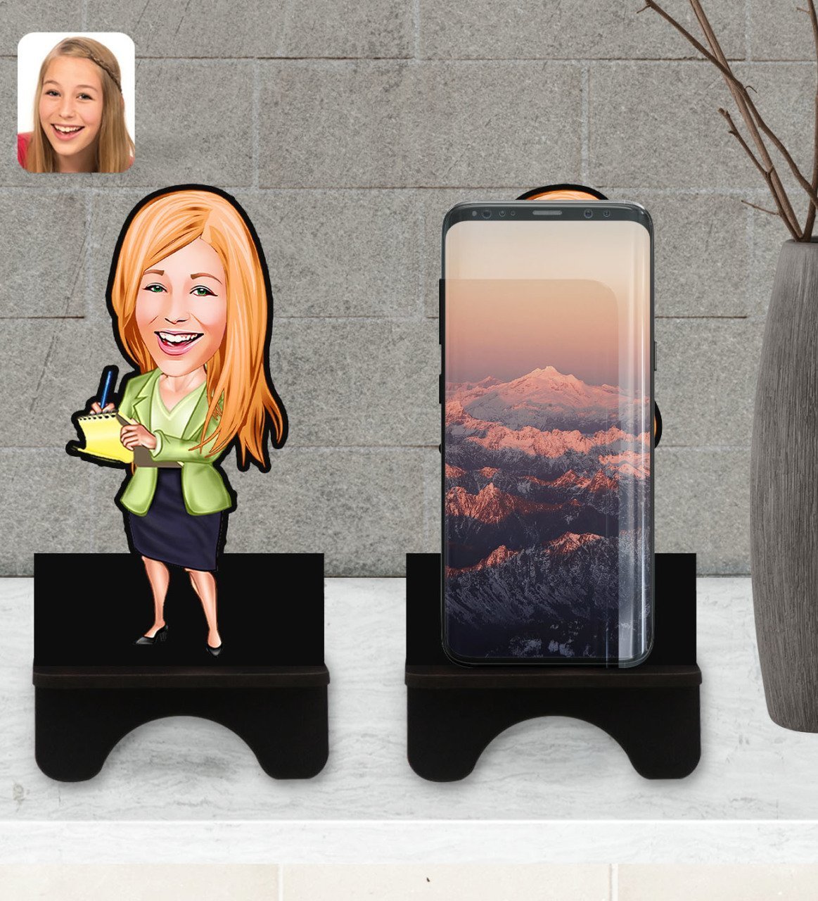 Kişiye Özel Kadın Asistan Karikatürlü Ahşap Biblo Telefon Standı-2