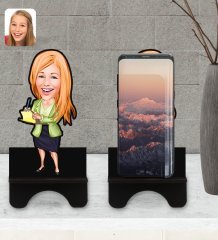 Kişiye Özel Kadın Asistan Karikatürlü Ahşap Biblo Telefon Standı-2