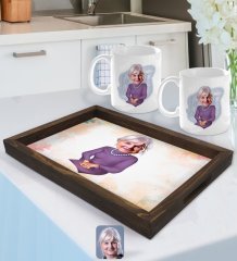Kişiye Özel Büyükanne Karikatürlü Doğal Ahşap Tepsi ve 2’li Kupa Bardak Seti