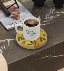 Kişiye Özel Yapraklar Tasarımlı Doğal Ahşap Tabaklı Türk Kahvesi Fincanı Model 4
