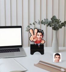 Kişiye Özel Erkek Karikatürlü Ahşap Biblo Telefon Standı-33