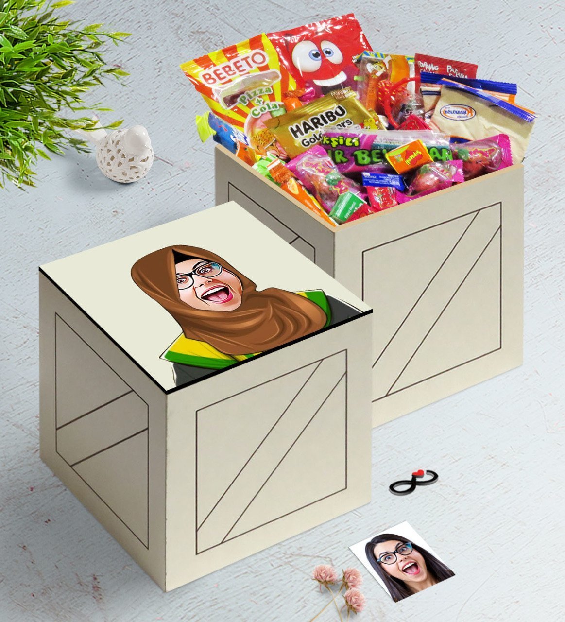 Kişiye Özel Tesettürlü Bayan Öğretmen Karikatürlü Ahşap Kutuda Nostaljik Lezzetler Hediye Seti-3