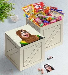 Kişiye Özel Tesettürlü Bayan Öğretmen Karikatürlü Ahşap Kutuda Nostaljik Lezzetler Hediye Seti-3
