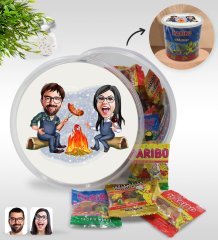 Kişiye Özel Sevgililer Karikatürlü Dev Boy Haribo Minis Kovası (10gx100adet) Model 95