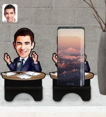 Kişiye Özel Erkek Spiker Karikatürlü Ahşap Biblo Telefon Standı-1