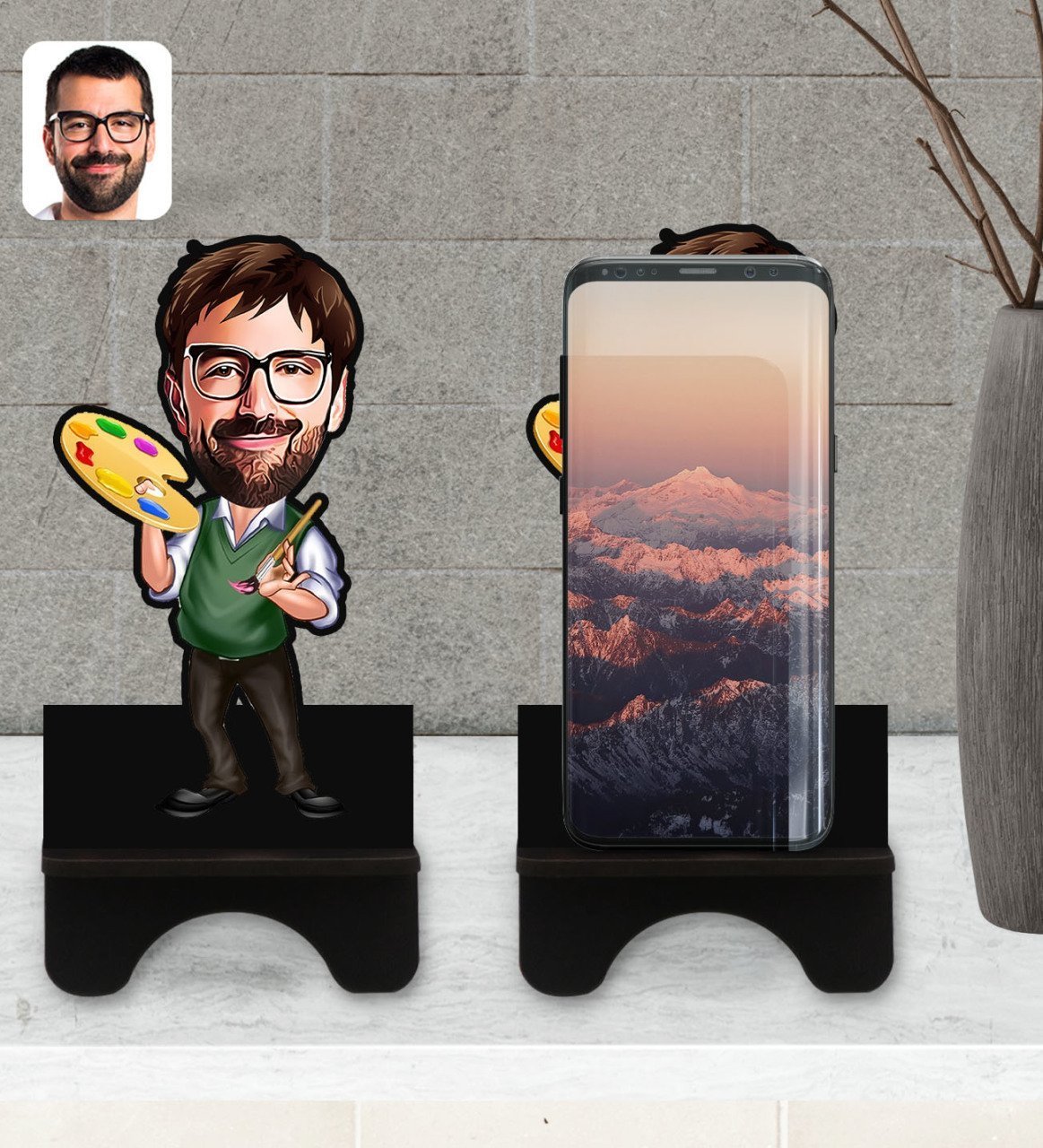 Kişiye Özel Erkek Ressam Karikatürlü Ahşap Biblo Telefon Standı-1