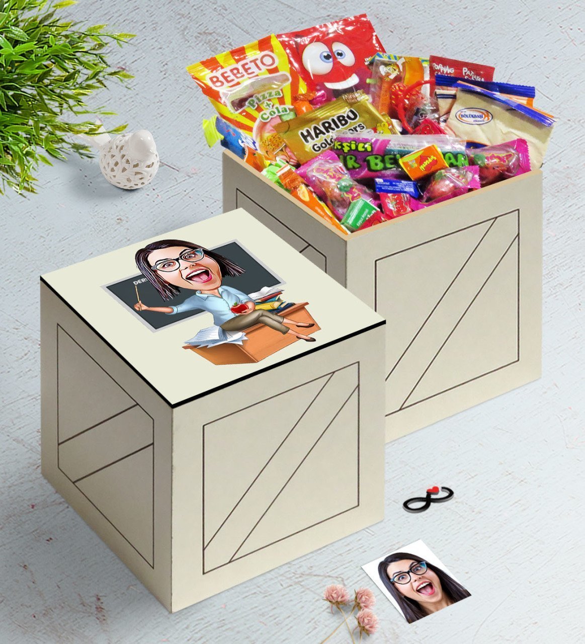 Kişiye Özel Bayan Öğretmen Karikatürlü Ahşap Kutuda Nostaljik Lezzetler Hediye Seti-2