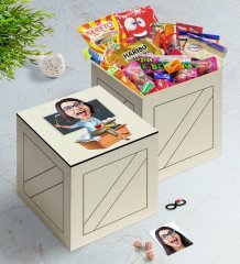 Kişiye Özel Bayan Öğretmen Karikatürlü Ahşap Kutuda Nostaljik Lezzetler Hediye Seti-2