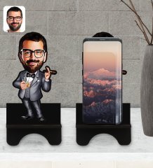 Kişiye Özel Erkek Patron Karikatürlü Ahşap Biblo Telefon Standı-3