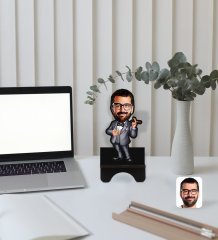 Kişiye Özel Erkek Patron Karikatürlü Ahşap Biblo Telefon Standı-3