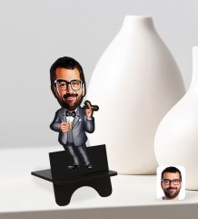 Kişiye Özel Erkek Patron Karikatürlü Ahşap Biblo Telefon Standı-3