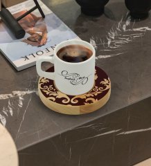 Kişiye Özel Retro Motif Tasarımlı Doğal Ahşap Tabaklı Türk Kahvesi Fincanı Model 7