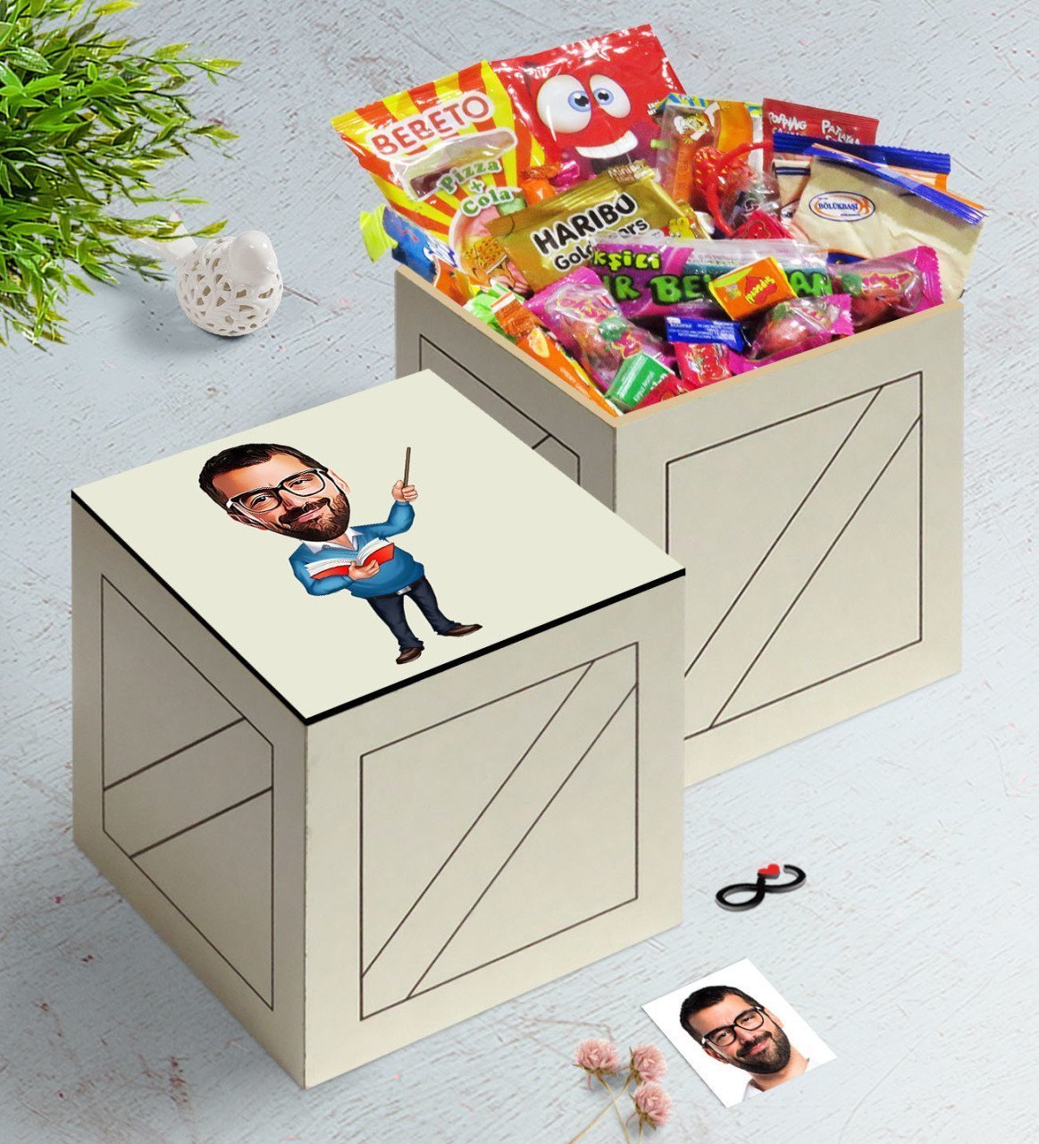 Kişiye Özel Erkek Öğretmen Karikatürlü Ahşap Kutuda Nostaljik Lezzetler Hediye Seti-4