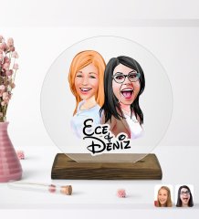 Kişiye Özel Kız Kardeşler Karikatürlü Yuvarlak Ahşap Standlı Biblo-11