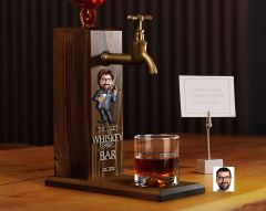 BK Gift Kişiye Özel Kabartma Karikatürlü İsimli Musluklu Ahşap Viski Standı, Viski Çeşmesi, Doğum Günü Hediyesi, Ev Hediyesi, İçecek Dispenseri-15