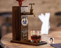 BK Gift Kişiye Özel Kabartma Karikatürlü İsimli Musluklu Ahşap Viski Standı, Viski Çeşmesi, Doğum Günü Hediyesi, Ev Hediyesi, İçecek Dispenseri-14
