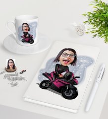 Kişiye Özel Bayan Motorcu Karikatürlü Beyaz Defter Kalem Türk Kahvesi Fincanı Seti