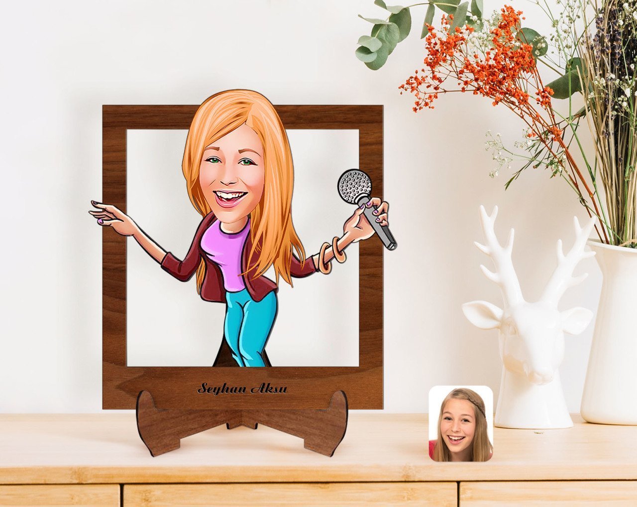 Kişiye Özel Şarkı Söyleyen Kız Karikatürlü Ahşap Standlı 3D Biblo-1