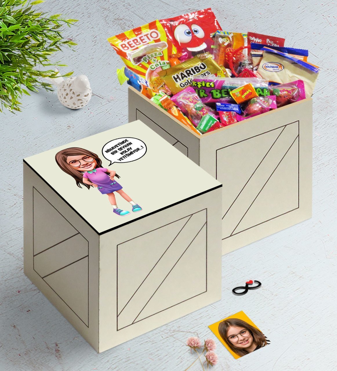 Kişiye Özel Kız Çocuk Kolay Yetişmiyor Karikatürlü Ahşap Kutuda Nostaljik Lezzetler Hediye Seti-5