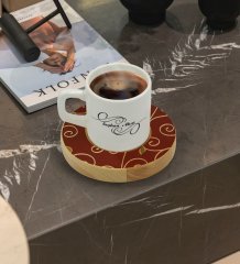 Kişiye Özel Retro Motif Tasarımlı Doğal Ahşap Tabaklı Türk Kahvesi Fincanı Model 1