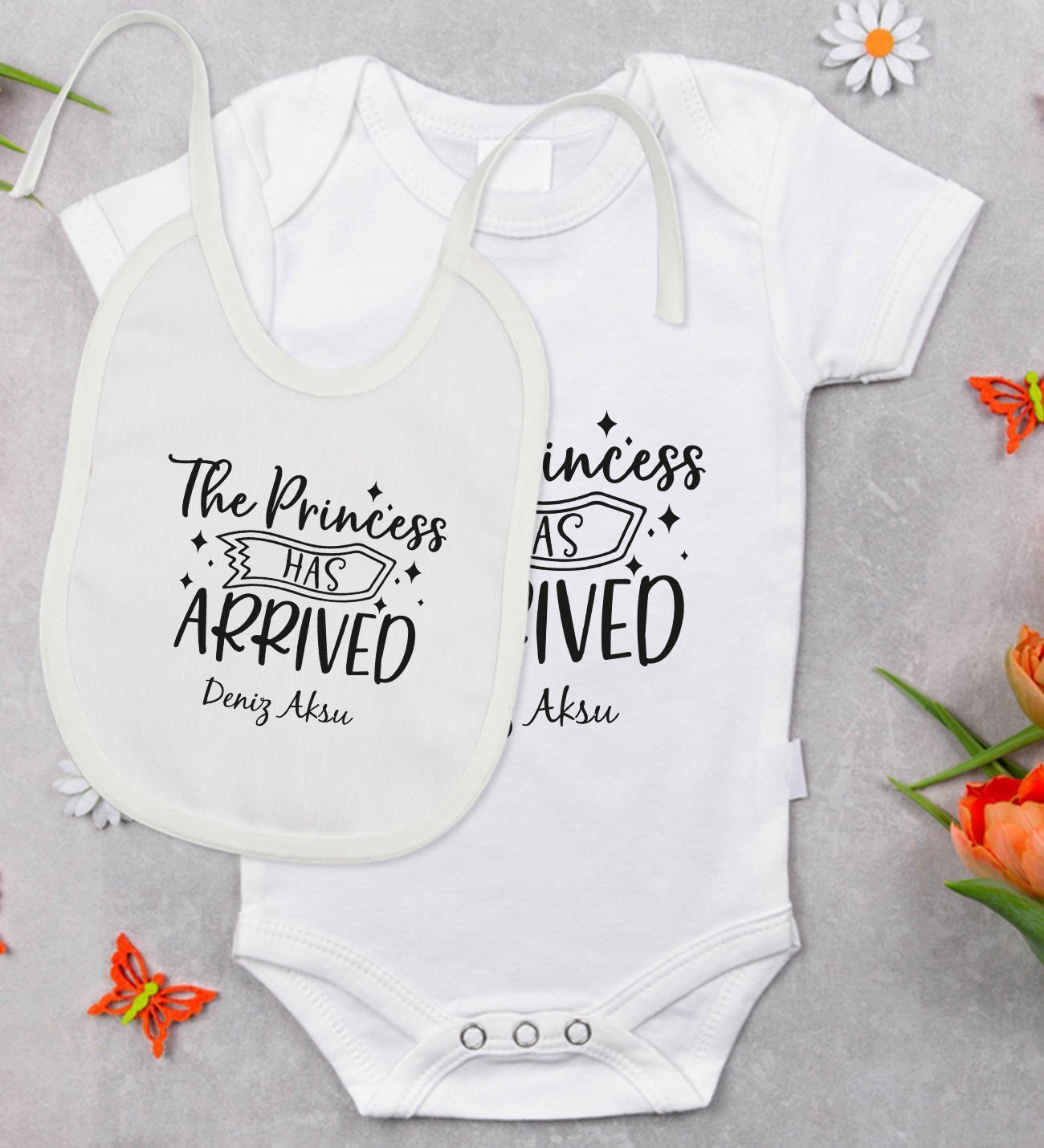 BK Kids Kişiye Özel The Princess Has Arrived Tasarımlı Bebek Body Zıbın ve Mama Önlüğü Hediye Seti - Model 1