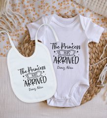 BK Kids Kişiye Özel The Princess Has Arrived Tasarımlı Bebek Body Zıbın ve Mama Önlüğü Hediye Seti - Model 1
