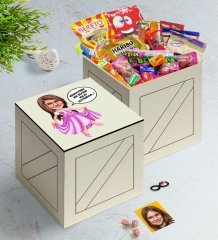 Kişiye Özel Kız Çocuk Kolay Yetişmiyor Karikatürlü Ahşap Kutuda Nostaljik Lezzetler Hediye Seti-4