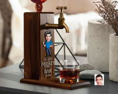 BK Gift Kişiye Özel Kabartma Karikatürlü İsimli Musluklu Ahşap Viski Standı, Viski Çeşmesi, Doğum Günü Hediyesi, Ev Hediyesi, İçecek Dispenseri-11