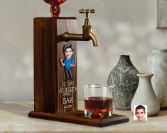 BK Gift Kişiye Özel Kabartma Karikatürlü İsimli Musluklu Ahşap Viski Standı, Viski Çeşmesi, Doğum Günü Hediyesi, Ev Hediyesi, İçecek Dispenseri-11
