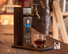 BK Gift Kişiye Özel Kabartma Karikatürlü İsimli Musluklu Ahşap Viski Standı, Viski Çeşmesi, Doğum Günü Hediyesi, Ev Hediyesi, İçecek Dispenseri-11