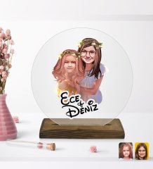 Kişiye Özel Kız Kardeşler Karikatürlü Yuvarlak Ahşap Standlı Biblo-2