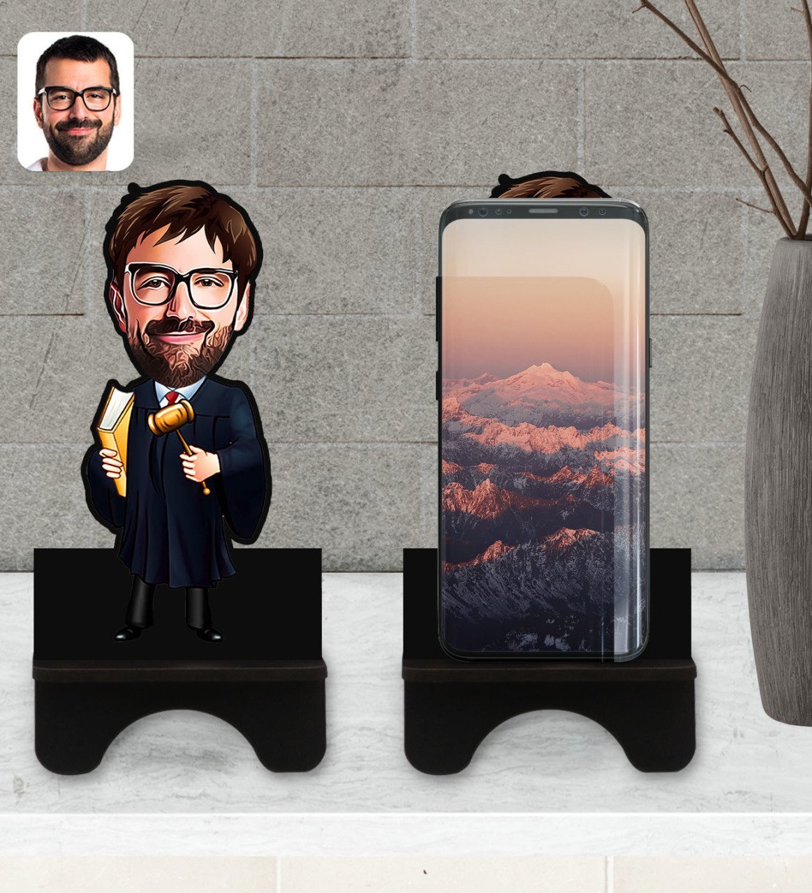 Kişiye Özel Erkek Hakim Karikatürlü Ahşap Biblo Telefon Standı-1