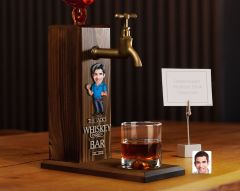 BK Gift Kişiye Özel Kabartma Karikatürlü İsimli Musluklu Ahşap Viski Standı, Viski Çeşmesi, Doğum Günü Hediyesi, Ev Hediyesi, İçecek Dispenseri-10