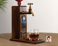 BK Gift Kişiye Özel Kabartma Karikatürlü İsimli Musluklu Ahşap Viski Standı, Viski Çeşmesi, Doğum Günü Hediyesi, Ev Hediyesi, İçecek Dispenseri-10