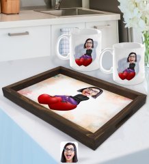 Kişiye Özel Kadın Karikatürlü Doğal Ahşap Tepsi ve 2’li Kupa Bardak Seti-2