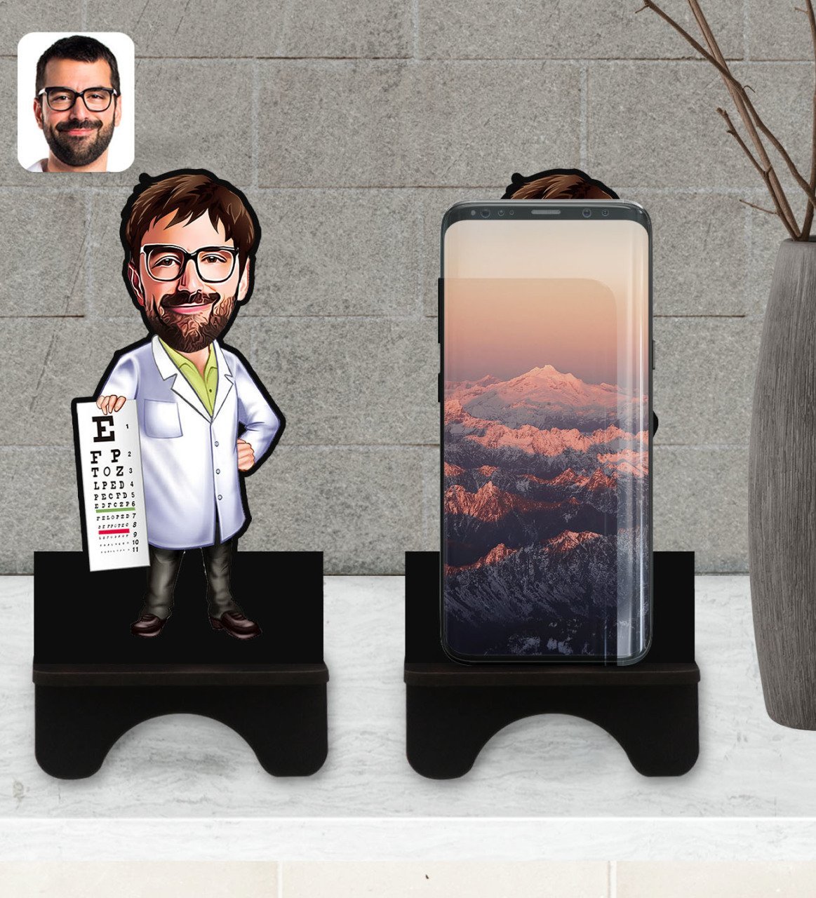 Kişiye Özel Erkek Göz Doktoru Karikatürlü Ahşap Biblo Telefon Standı-1