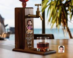 BK Gift Kişiye Özel Kabartma Karikatürlü İsimli Musluklu Ahşap Viski Standı, Viski Çeşmesi, Doğum Günü Hediyesi, Ev Hediyesi, İçecek Dispenseri-9