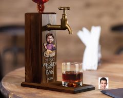BK Gift Kişiye Özel Kabartma Karikatürlü İsimli Musluklu Ahşap Viski Standı, Viski Çeşmesi, Doğum Günü Hediyesi, Ev Hediyesi, İçecek Dispenseri-9