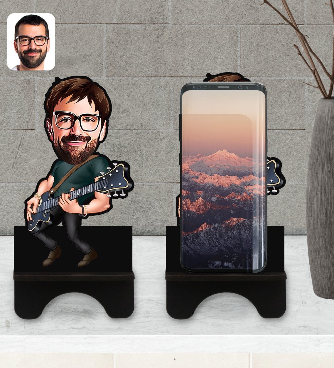 Kişiye Özel Erkek Gitarist Karikatürlü Ahşap Biblo Telefon Standı-1