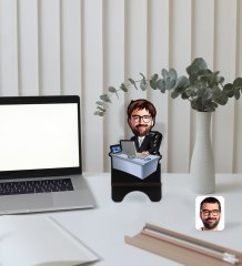 Kişiye Özel Erkek Genel Müdür Karikatürlü Ahşap Biblo Telefon Standı-1