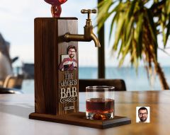 BK Gift Kişiye Özel Kabartma Karikatürlü İsimli Musluklu Ahşap Viski Standı, Viski Çeşmesi, Doğum Günü Hediyesi, Ev Hediyesi, İçecek Dispenseri-7