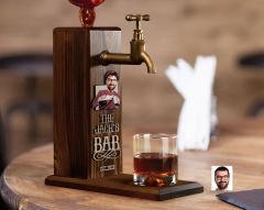 BK Gift Kişiye Özel Kabartma Karikatürlü İsimli Musluklu Ahşap Viski Standı, Viski Çeşmesi, Doğum Günü Hediyesi, Ev Hediyesi, İçecek Dispenseri-7