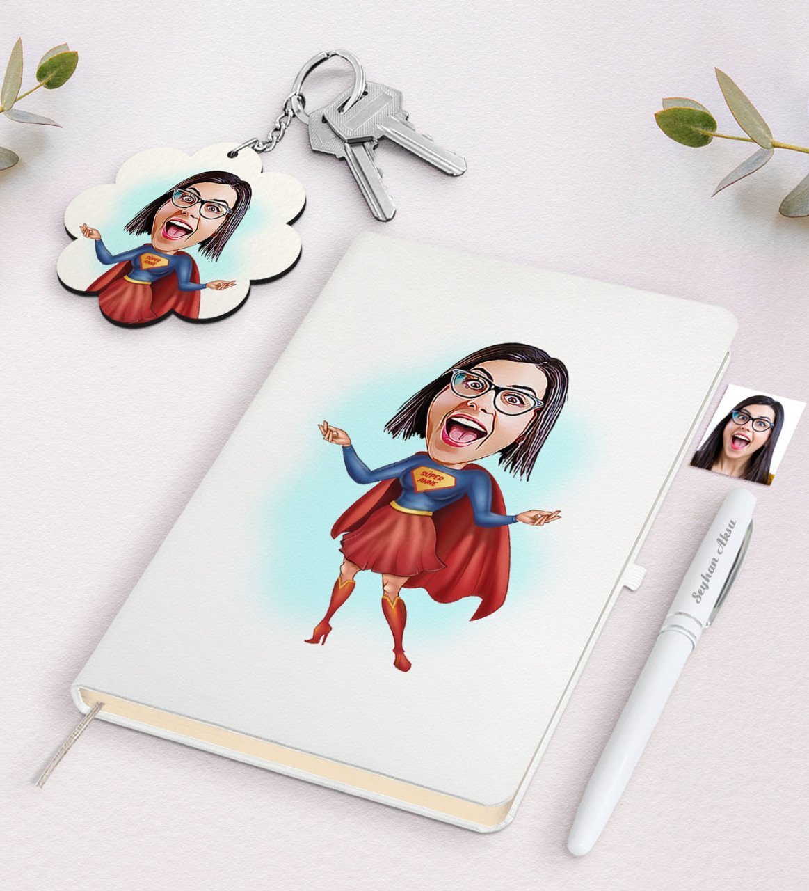Kişiye Özel Süper Anne Karikatürlü Beyaz Defter Kalem ve Anahtarlık Hediye Seti