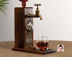 BK Gift Kişiye Özel Kabartma Karikatürlü İsimli Musluklu Ahşap Viski Standı, Viski Çeşmesi, Doğum Günü Hediyesi, Ev Hediyesi, İçecek Dispenseri-6