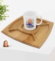 Kişiye Özel Hostes Karikatürlü Beyaz Kupa ve Doğal Masif Ahşap 4 Bölmeli Sunum Tabağı Çerezlik Hediye Seti-1