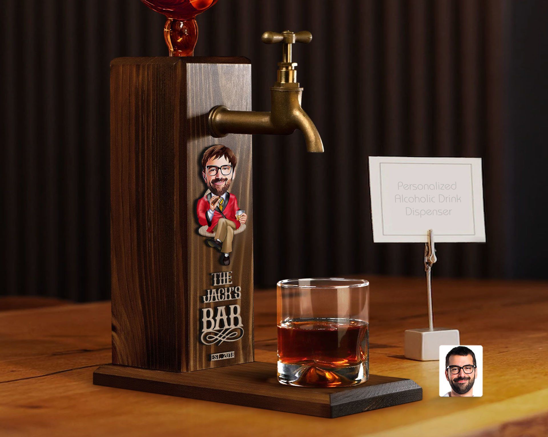BK Gift Kişiye Özel Kabartma Karikatürlü İsimli Musluklu Ahşap Viski Standı, Viski Çeşmesi, Doğum Günü Hediyesi, Ev Hediyesi, İçecek Dispenseri-5