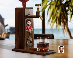 BK Gift Kişiye Özel Kabartma Karikatürlü İsimli Musluklu Ahşap Viski Standı, Viski Çeşmesi, Doğum Günü Hediyesi, Ev Hediyesi, İçecek Dispenseri-5